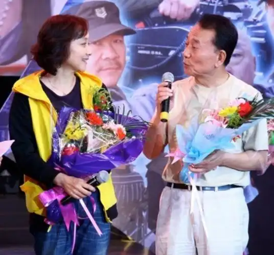 回顾黄梅莹命运坎坷嫁给金鑫后恩爱38年如今儿子是她的骄傲