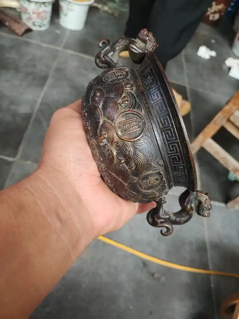清代铜香炉,双耳为回头龙造型,周身雕工精美,为水波浪造型 - 抖音