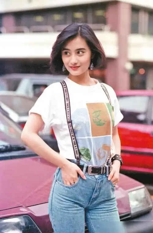 陈德容啦,从当年她的旧照看来,年轻时候的她气质已经非常出众,这颜值