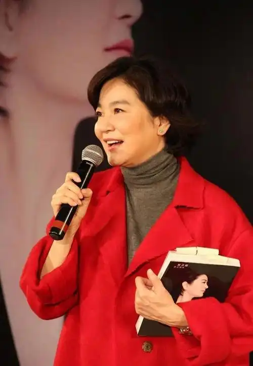 据台媒11月24日报道,林青霞乘坐豪华私人飞机回台湾,领取金马奖的终身