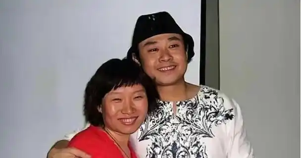 说起这事儿,让人好奇,杨娜看到刀郎现在的样子,会不会心里有点儿后悔