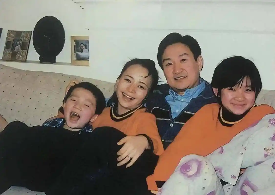 巴图晒全家福,大儿子像宋丹丹,老二像妈妈,网友:摆脱英达基因_英如