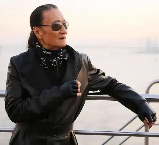 谢贤:当众扇曾江耳光,成龙称他为传奇,晚年与小49岁女友相恋