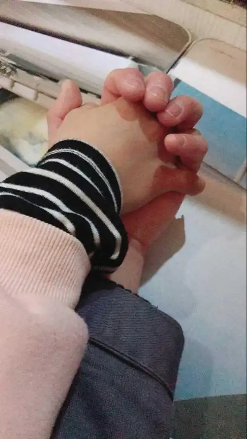 奔现见面的第一天,就抱着我哭哭唧唧的,说我都照顾不好自己(我天天