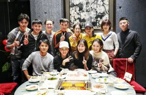 景甜晒同学聚会合照,郑爽阚清子均未现身,其他人一个也不算明星