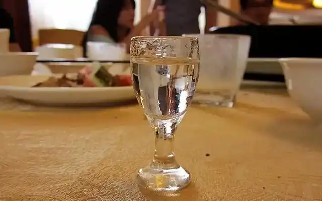 喝白酒的时候,为何行家总要先倒上一杯水?里面的门道真的多