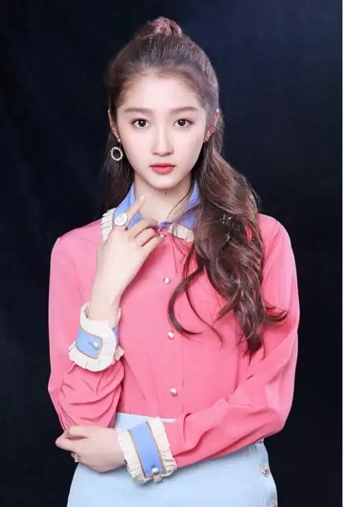 关晓彤微博晒靓照却慌忙秒删,网友:镜子里的那一幕我已经都看到了!