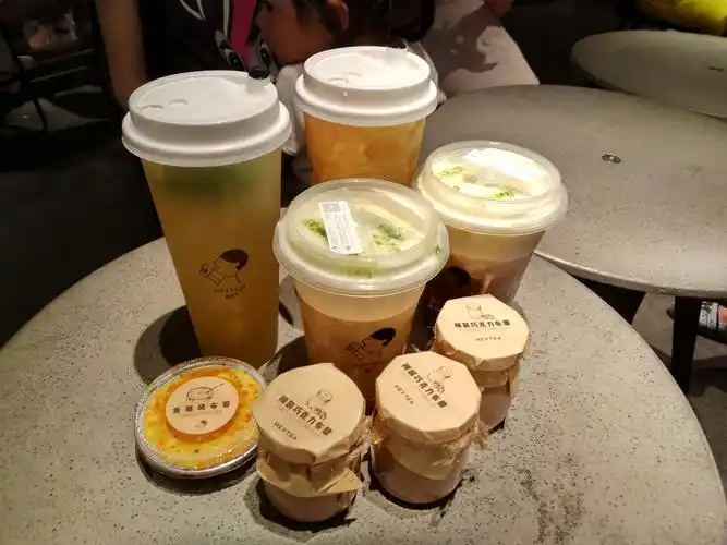 正大广场是唯一一个有双吧台的喜茶,据说速度比较快,所以去感受了一下