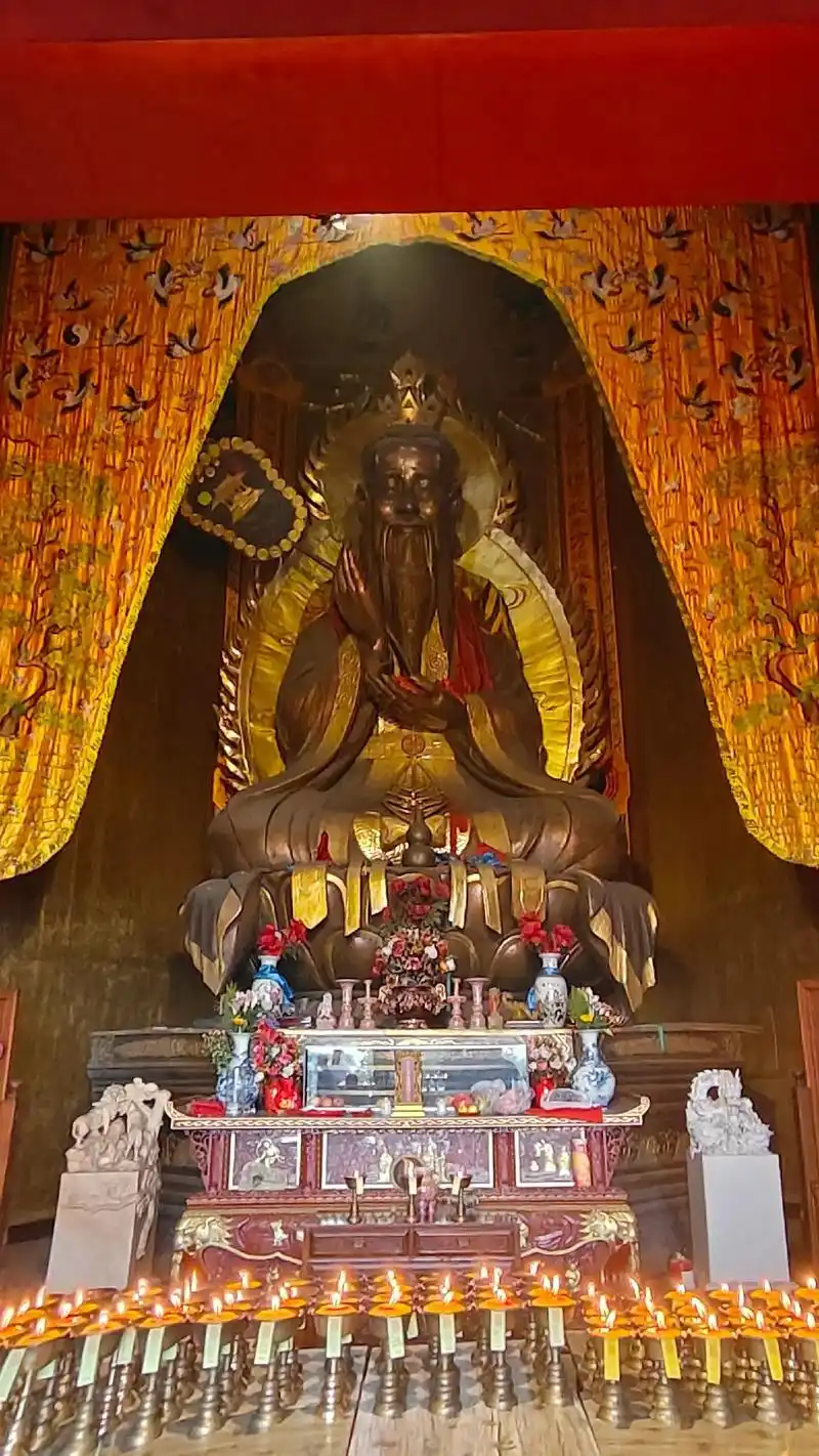 青城山老君阁供奉的是太上老君 太上老君是道教的至高神三清天 - 抖音