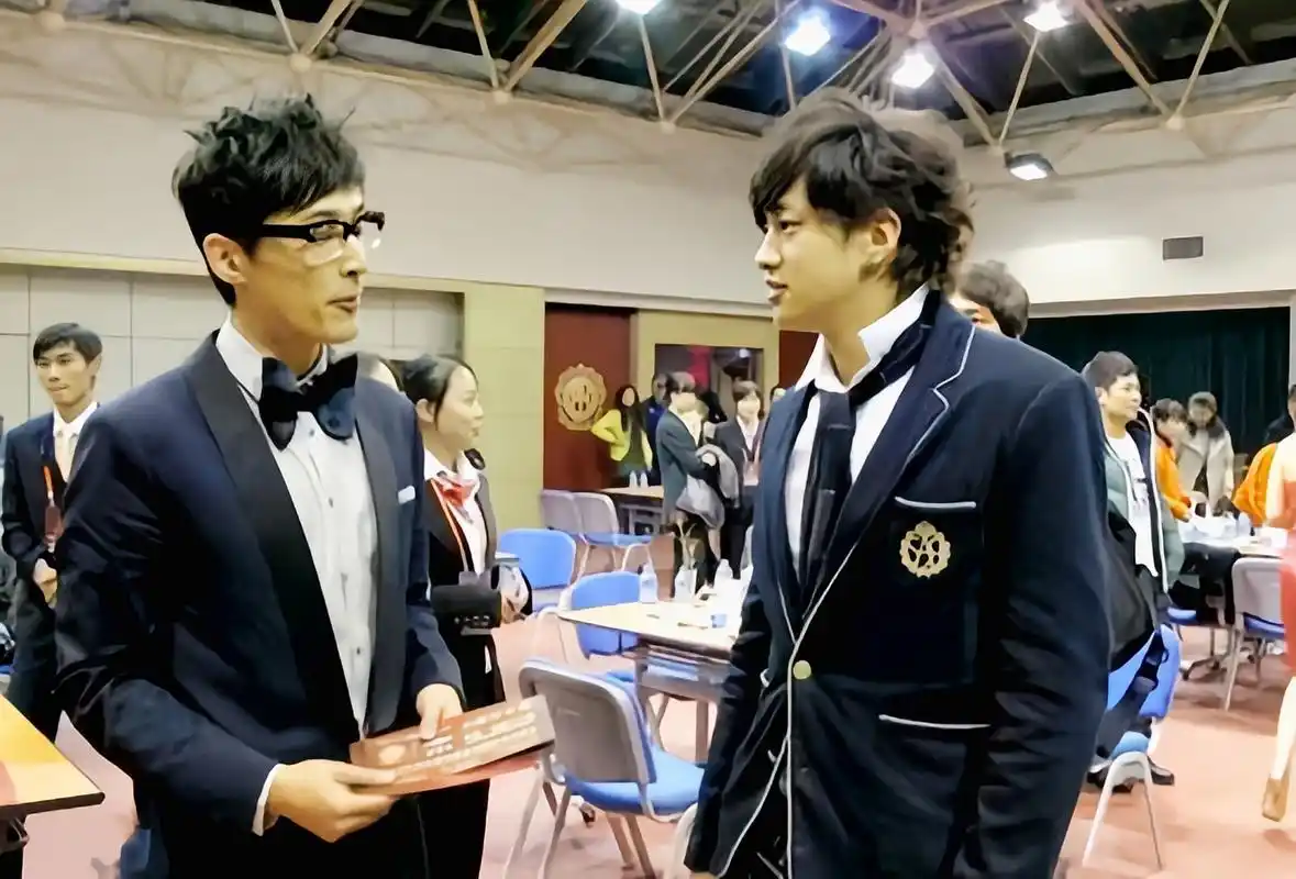 两人相比,从侧面看,何润东的颜值更胜一筹.