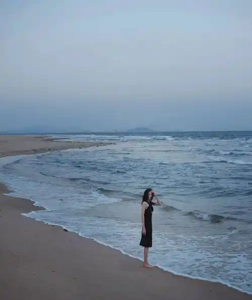 迪丽热巴海边大片 穿挂脖黑裙露香肩秀美背 风情万种 妩媚撩人_泳池