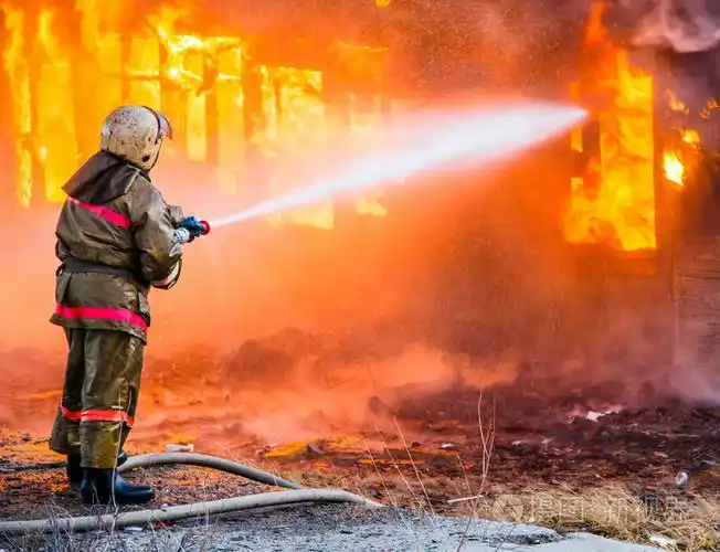 消防员灭火照片-正版商用图片0bjeyr-摄图新视界