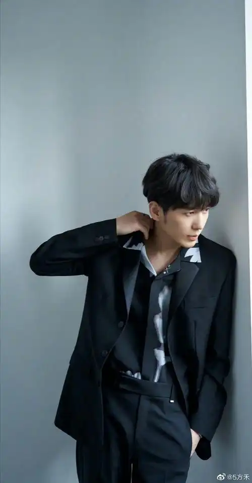 好帅气哇祝我们白宇哥哥0408生日快乐呀～生日的时候会不会吃长寿面呀