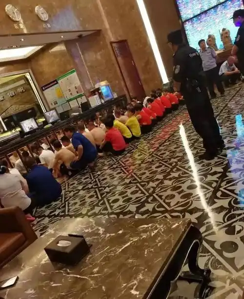 部队首长调动迷彩服怒砸"金伯帆"秦军长:警察回去!天王老子来了也没用