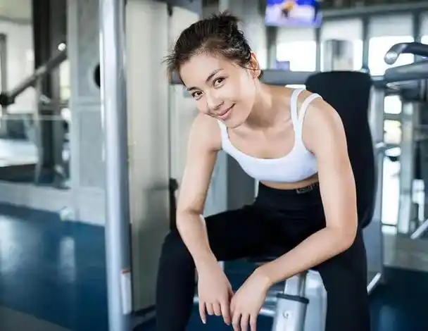 45岁演员刘涛晒健身照,翘臀曲线超辣,眼尖网友发现一点惊喜!