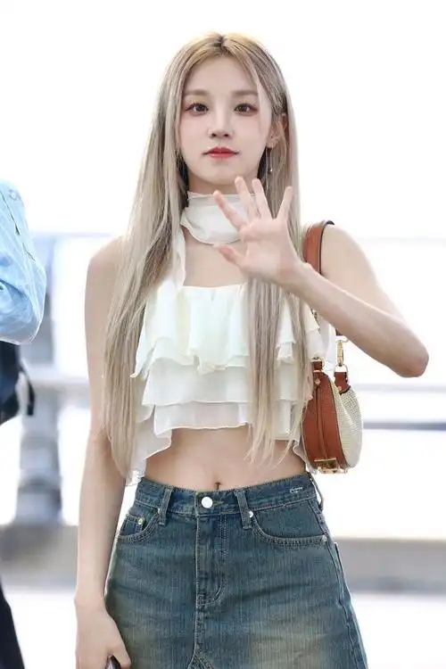 身着牛仔短裙的宋雨琦,洋溢着青春的气息