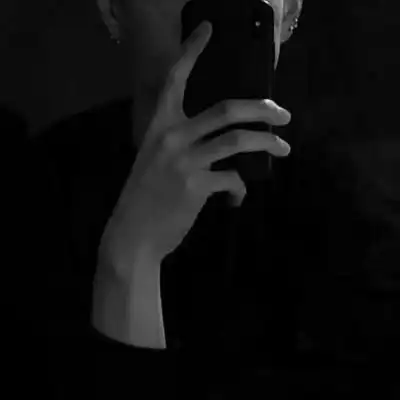 成熟颓废黑白男头像如今只剩孤独冰冷