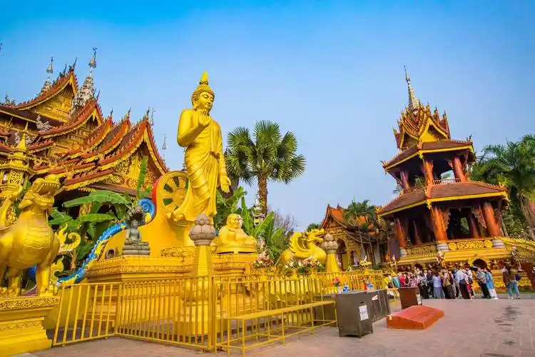 西双版纳总佛寺,建筑精美,金碧辉煌,吸引了众多信徒来祈福_寺庙_佛教