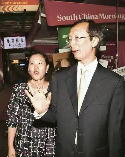 现如今的伏明霞已经40岁了,老公也已经67岁了,而且在这之前他们俩已经