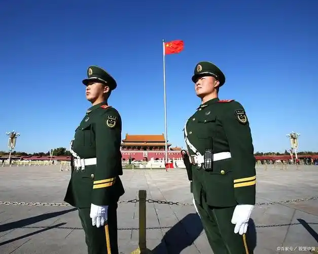 看来可能只是一种形式化,表面化的训练,但实际上,队列训练是军人人格