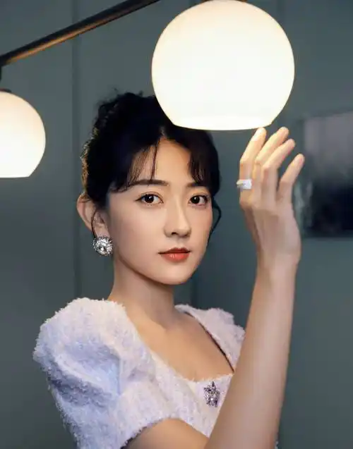 女明星梁洁写真合集:清新靓丽,俊美秀气_梁洁_写真_女明星