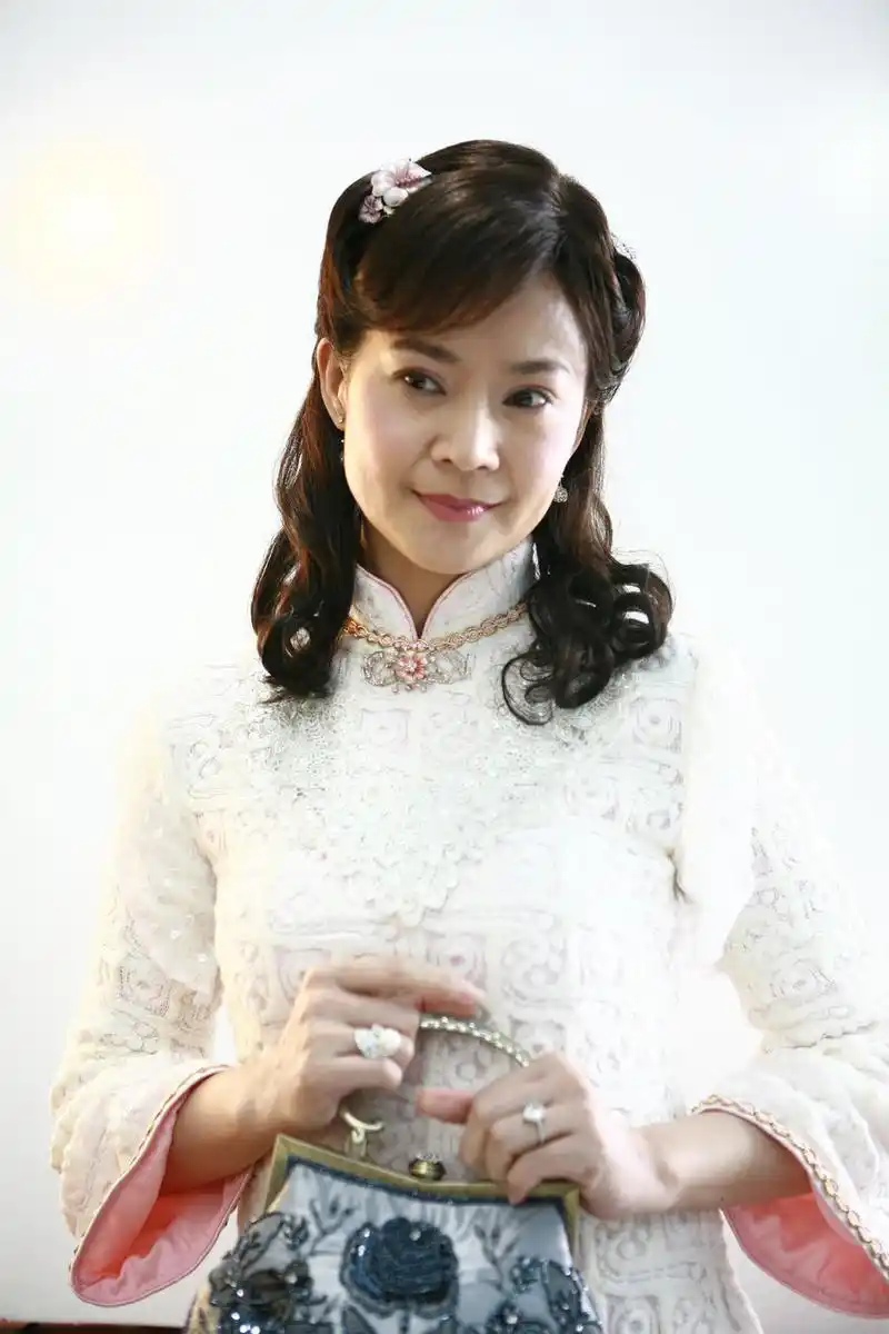 琼瑶戏中的玉女掌门人,看"婉君"俞小凡如何展现旗袍风姿!