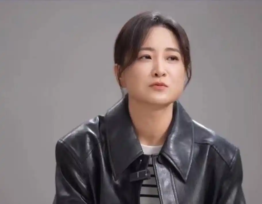 女星贾玲减肥后首现身,接受央视直播采访,气质大变颜值明显提升_腾讯