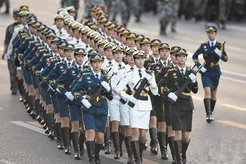 【9.3阅兵揭秘】受阅女兵为何裙子下摆能高度统一