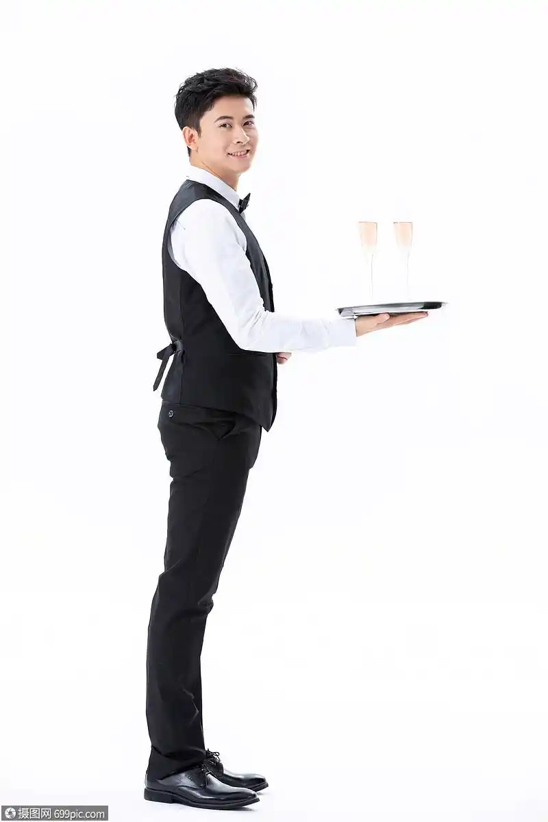手捧香槟杯服务的男性服务员人物服务业