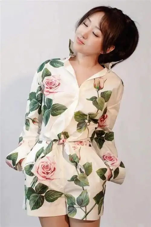 杨钰莹"真人"长啥样?看到无美颜的照片后,网友:确定是49岁?