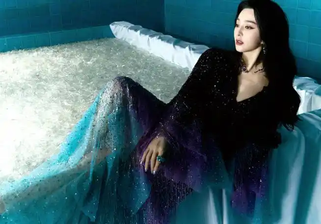 范冰冰超话@范冰冰身着georges hobeika2023秋冬渐变亮片流苏裙出席