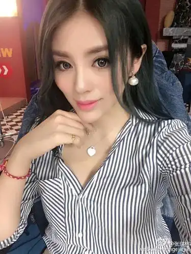 斗鱼主播张琪格圣诞节户外直播被警察带走,后来怎么样了?