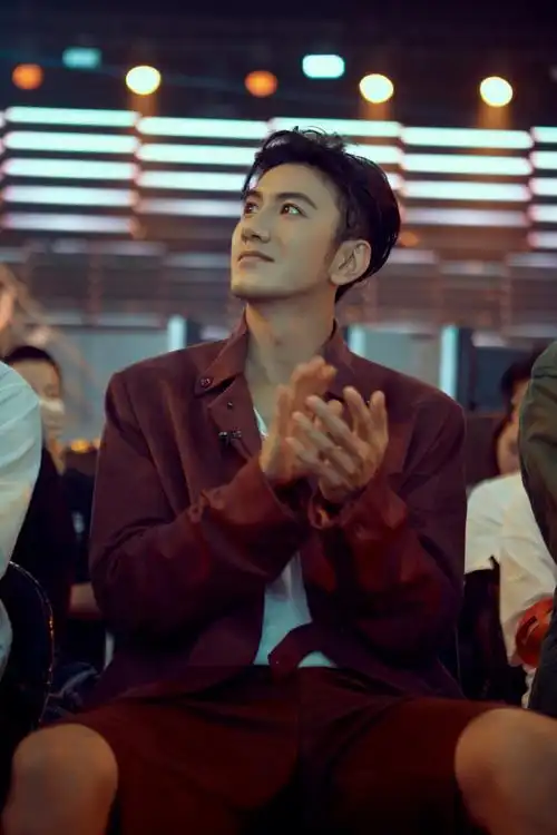 肖顺尧超话#肖顺尧轮空晋级#不定时掉落花絮图,@mic肖顺尧aero台上台