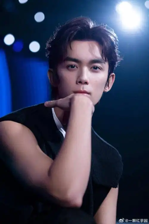 吴磊 手臂肌肉好有安全感!