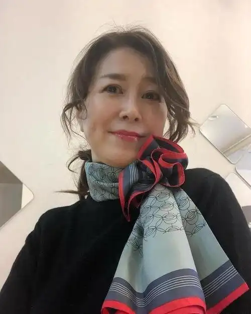 50岁退休阿姨晒出独居生活照:室内布置精致优雅,过得充实又快乐