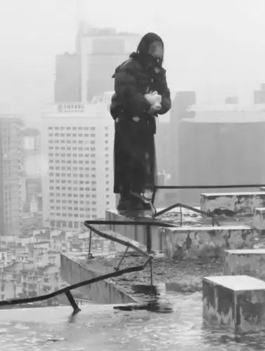 女孩站在26层楼顶边缘欲轻生.