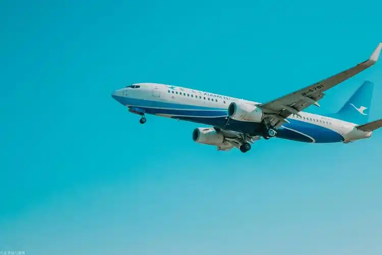 飞机从头顶上飞过.#拍摄 #摄影日记 #摄影爱好者 #来体验 - 抖音