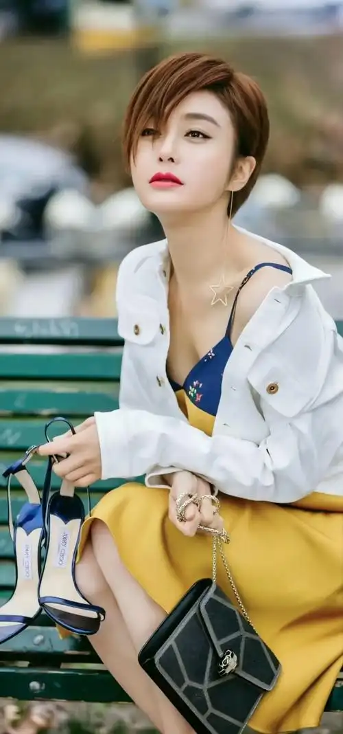 秦岚(1979年7月17日-),出生于辽宁省沈阳市,毕 - 抖音