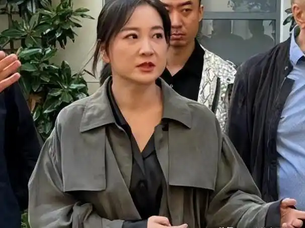 41岁贾玲近照曝光引热议,大笑时皱纹又深又多,比减肥前更显老!