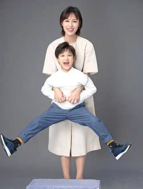 田亮和儿子小亮仔则显得比较笨拙,在森碟带领下学习滑板的父子俩,虽然