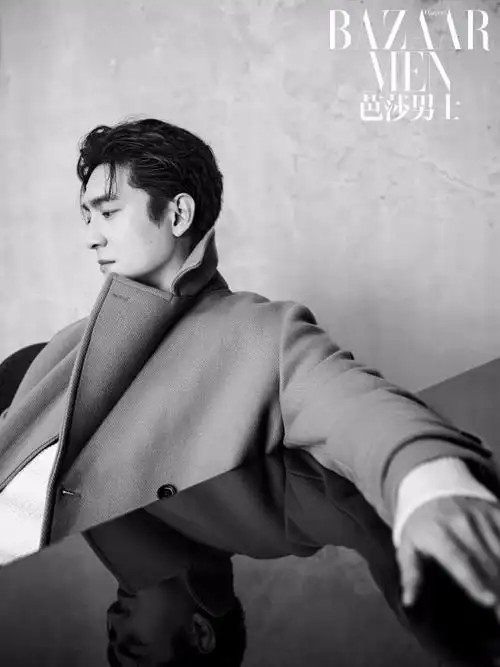 林更新此次登上《芭莎男士》闭年刊封面,强大的时尚表现力与各种风格