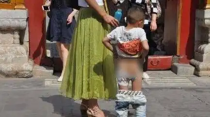 一名小游客跟妈妈游览故宫(微博)时,在大庭广众之下小便