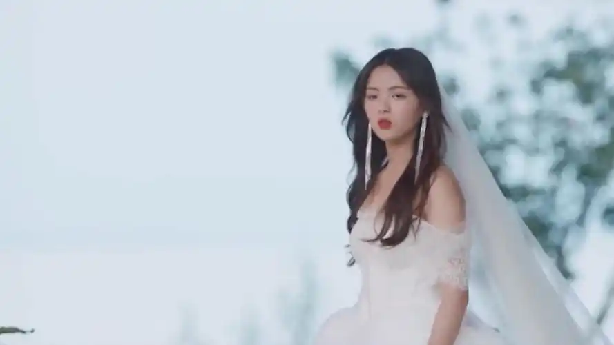 穿婚纱的杨超越太美了,堪比倾国倾城,不接受任何质疑