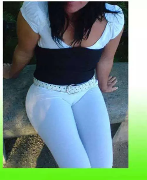 裤子勒得这么紧,妹子能穿好吗?