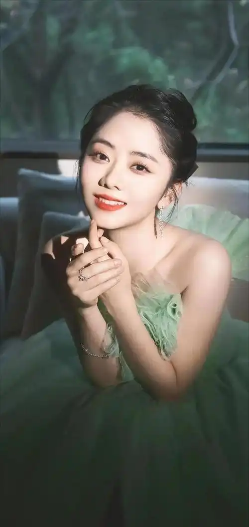 谭松韵光影中的轻盈舞者