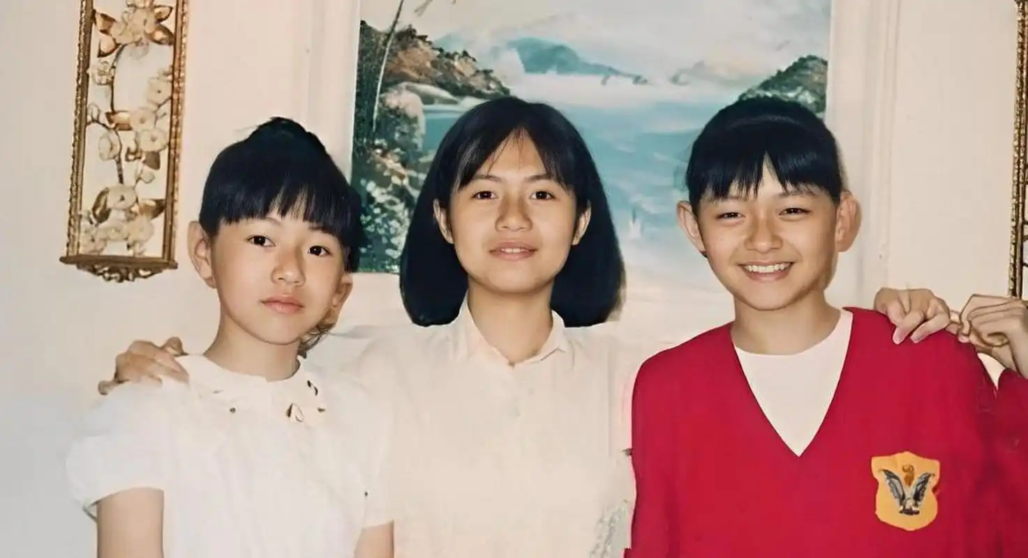 大s发了一张小时候的照片,照片里有她和她的两个姐姐!