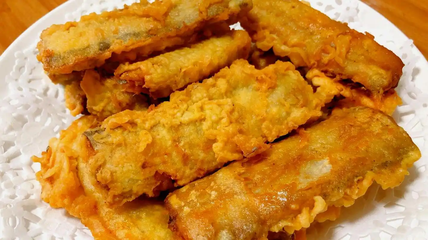 2油炸带鱼:带鱼腌制30分钟,腌制好放入蛋糊中搅拌均匀,油热放入带鱼炸