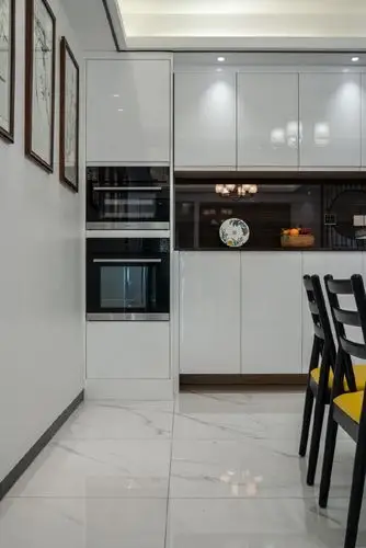 一面墙的餐边柜充分满足了业主的收纳功能,就餐区简洁时尚.