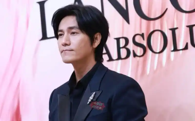 陈坤 #兰蔻菁纯艺术展 全黑西装 坤哥一如既往的潇洒帅气