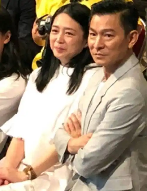 60岁刘德华身体健朗与朱丽倩恩爱低调生活遗憾只有一个女儿